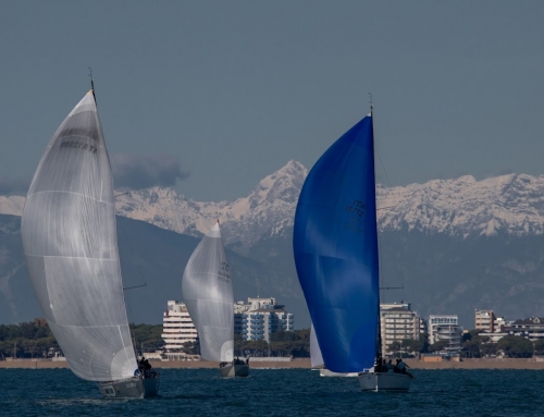 Torna il 32° Campionato Autunnale dello Yacht Club Lignano in un paesaggio straordinario tra laguna, mare e monti innevati